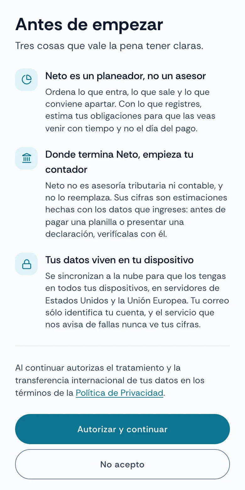 La pantalla de autorización de Neto en un teléfono. Titulada «Antes de empezar», explica tres cosas —que Neto es un planeador y no un asesor, dónde termina Neto y empieza tu contador, y que tus datos viven en tu dispositivo— y pide autorizar el tratamiento de datos con los botones «Autorizar y continuar» y «No acepto».